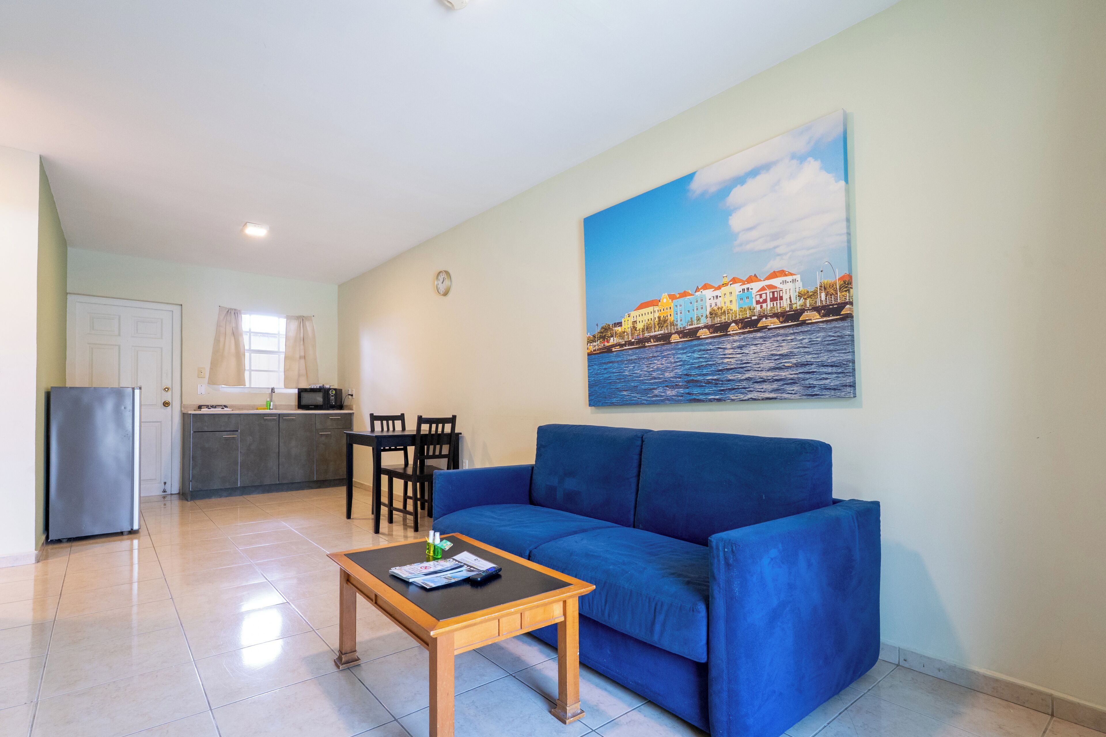 Apartamento Confort, 2 habitaciones, no fumadores, vistas a la piscina | Sala de estar | Televisión de 43 pulgadas con canales por cable, Netflix