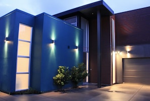 Fassade der Unterkunft – Abend/Nacht