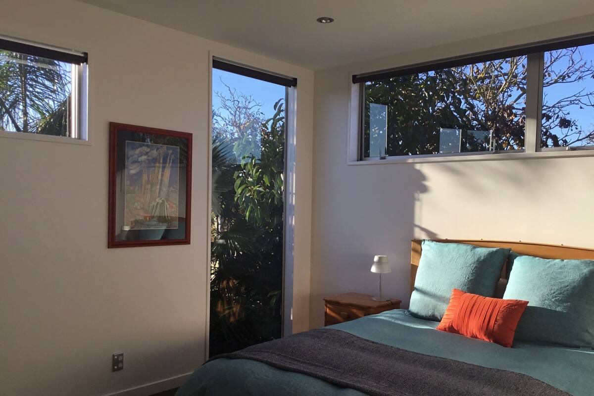 Superior Room, 1 Queen Bed | WiFi (free), individually decorated, individually furnished, bed sheets
