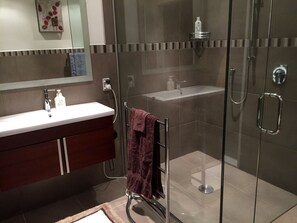 Chambre Supérieure, 1 grand lit | Salle de bain