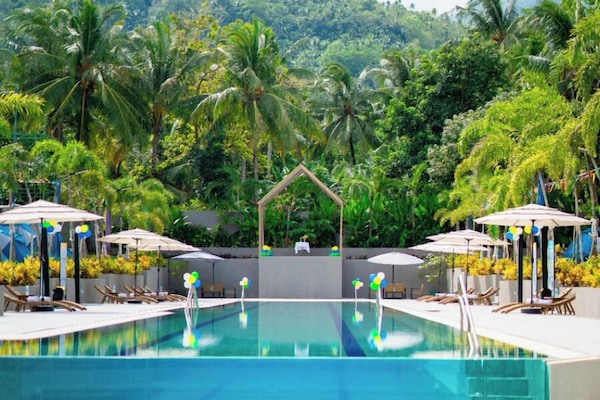 Exercise/lap pool
