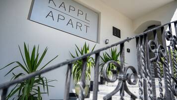 Pintu masuk properti