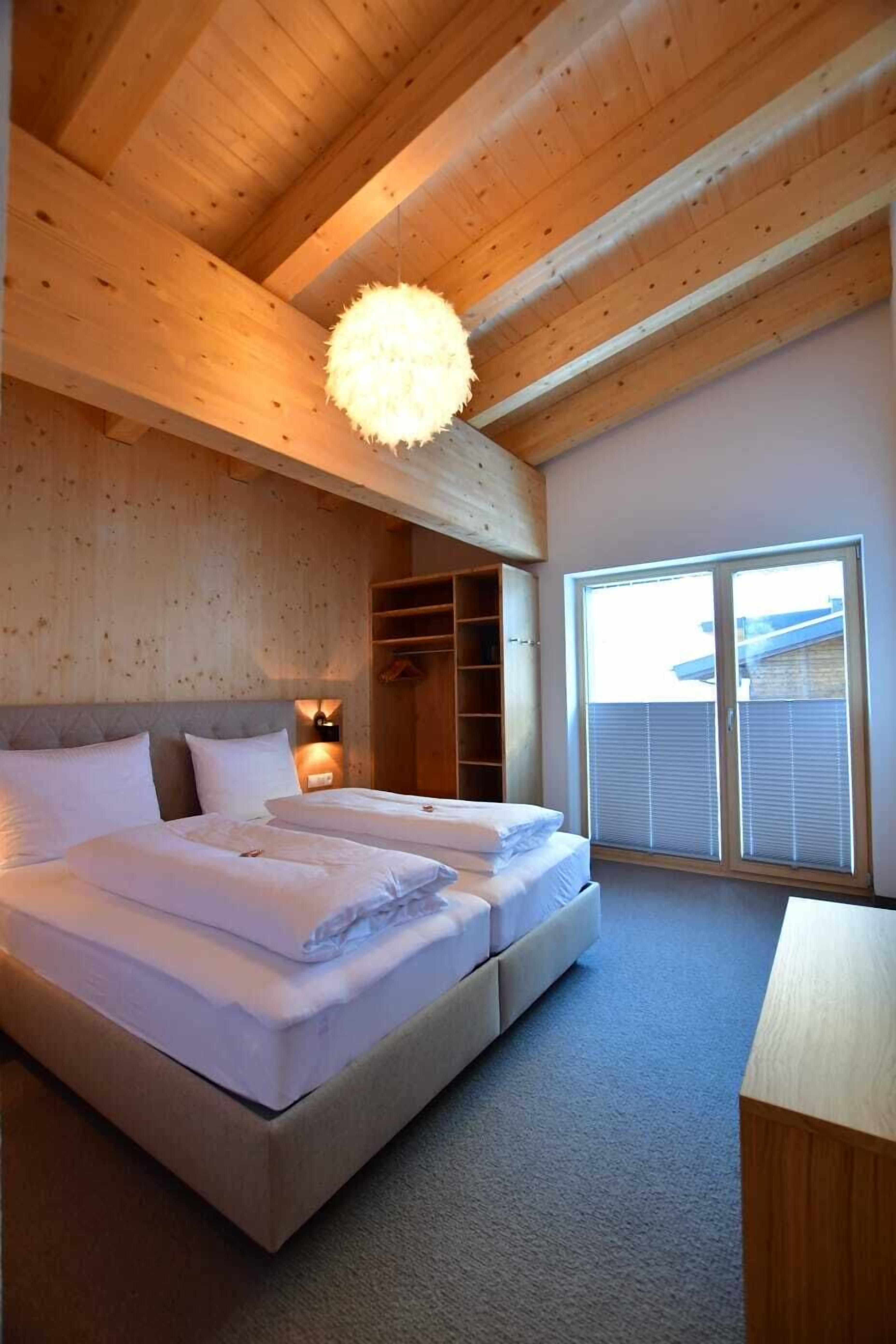 Gipfel Apart | Allergikerbettwaren, Zimmersafe, individuell dekoriert