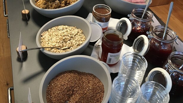 Uma mesa de buffet com diversos alimentos e acompanhamentos.