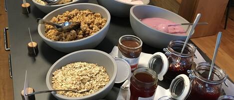 Frukostbuffé varje dag (EUR 15 per person)