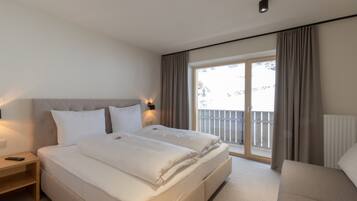 Sunny Mountain Apart | Hypo-allergenic bedding, in-room safe, individually decorated