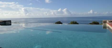 Piscine extérieure, chaises longues