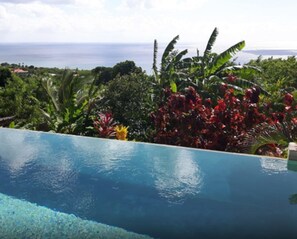 室外游泳池，日光浴躺椅