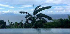 Piscina externa, espreguiçadeiras