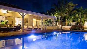 Kolam renang outdoor