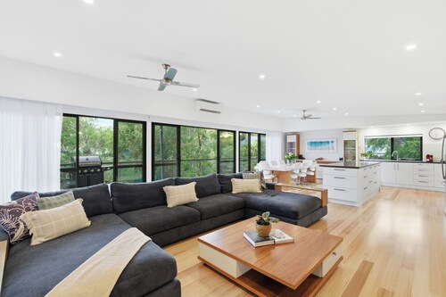 Carpe Diem: luxury retreat with treetop deck views. Outdoor Spa! Close to beach
