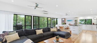 Carpe Diem: luxury retreat with treetop deck views. Outdoor Spa! Close to beach