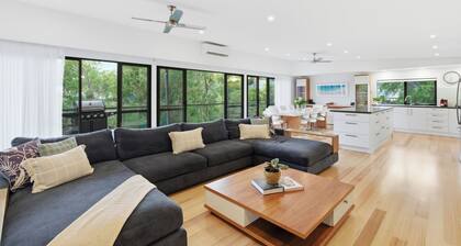 Carpe Diem: luxury retreat with treetop deck views. Outdoor Spa! Close to beach