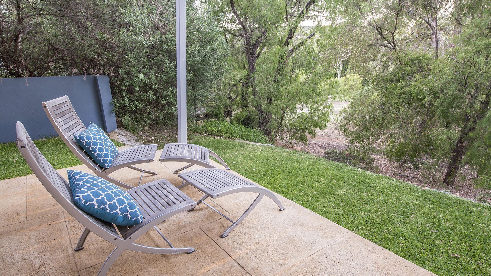 Carpe Diem: luxury retreat with treetop deck views. Outdoor Spa! Close to beach — image 17