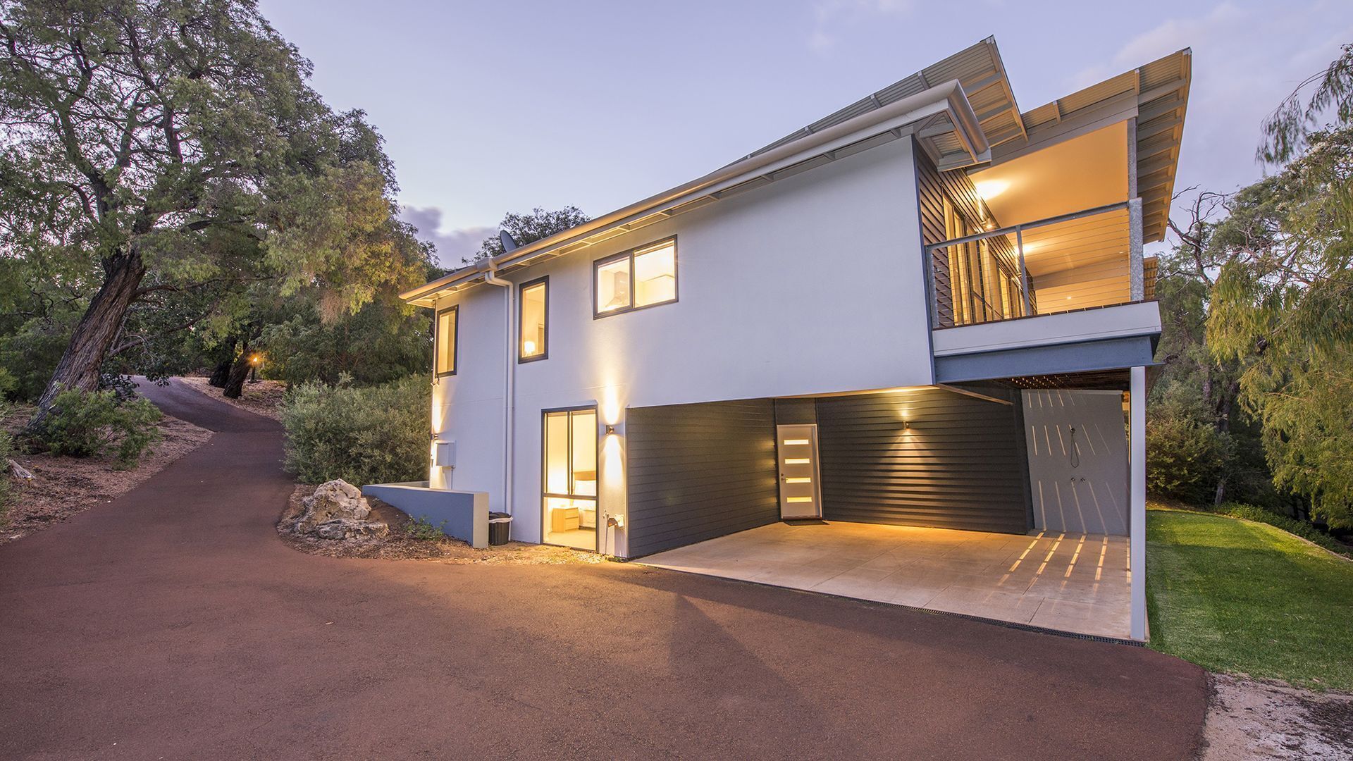 Carpe Diem: luxury retreat with treetop deck views. Outdoor Spa! Close to beach — image 19