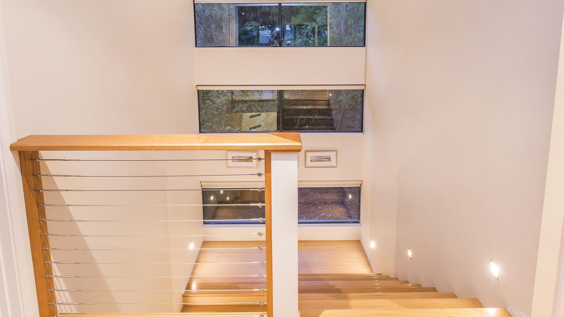 Carpe Diem: luxury retreat with treetop deck views. Outdoor Spa! Close to beach — image 10