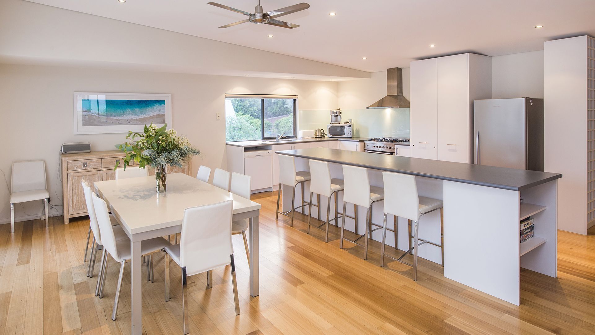 Carpe Diem: luxury retreat with treetop deck views. Outdoor Spa! Close to beach — image 2