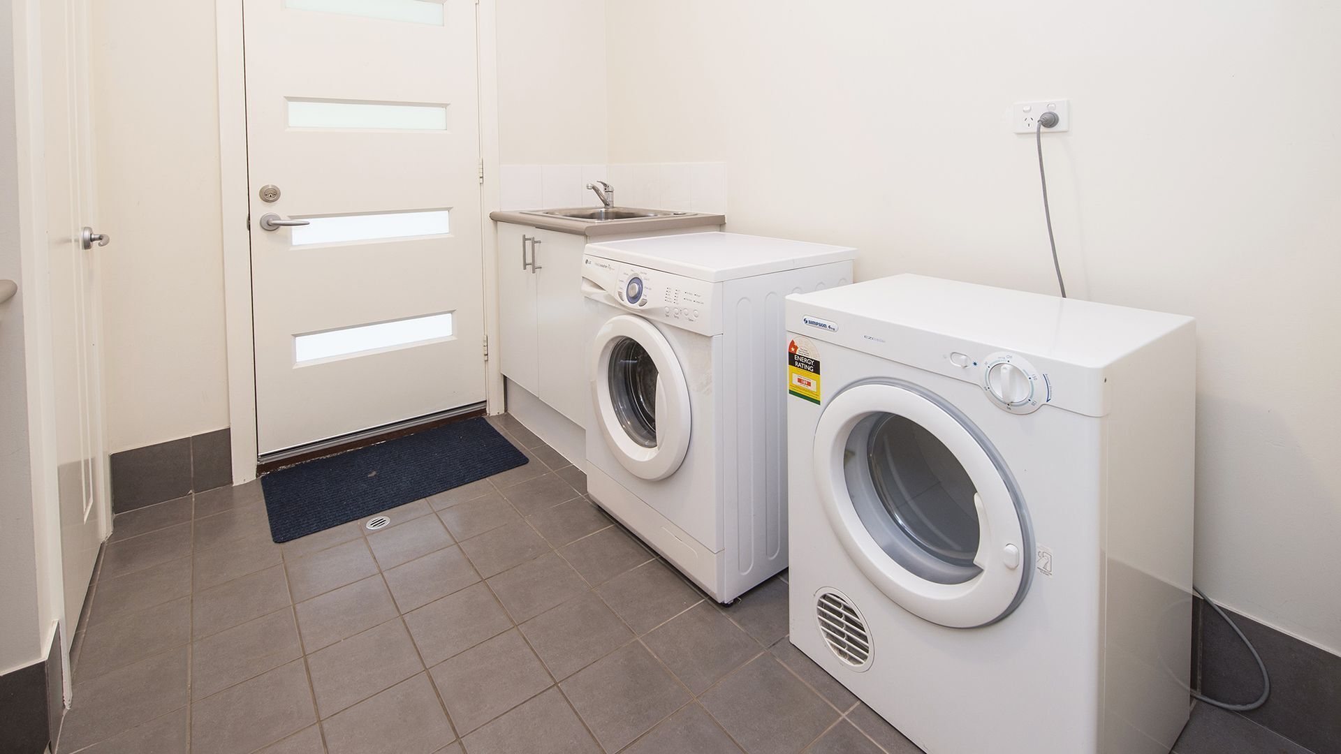 Carpe Diem: luxury retreat with treetop deck views. Outdoor Spa! Close to beach — image 4