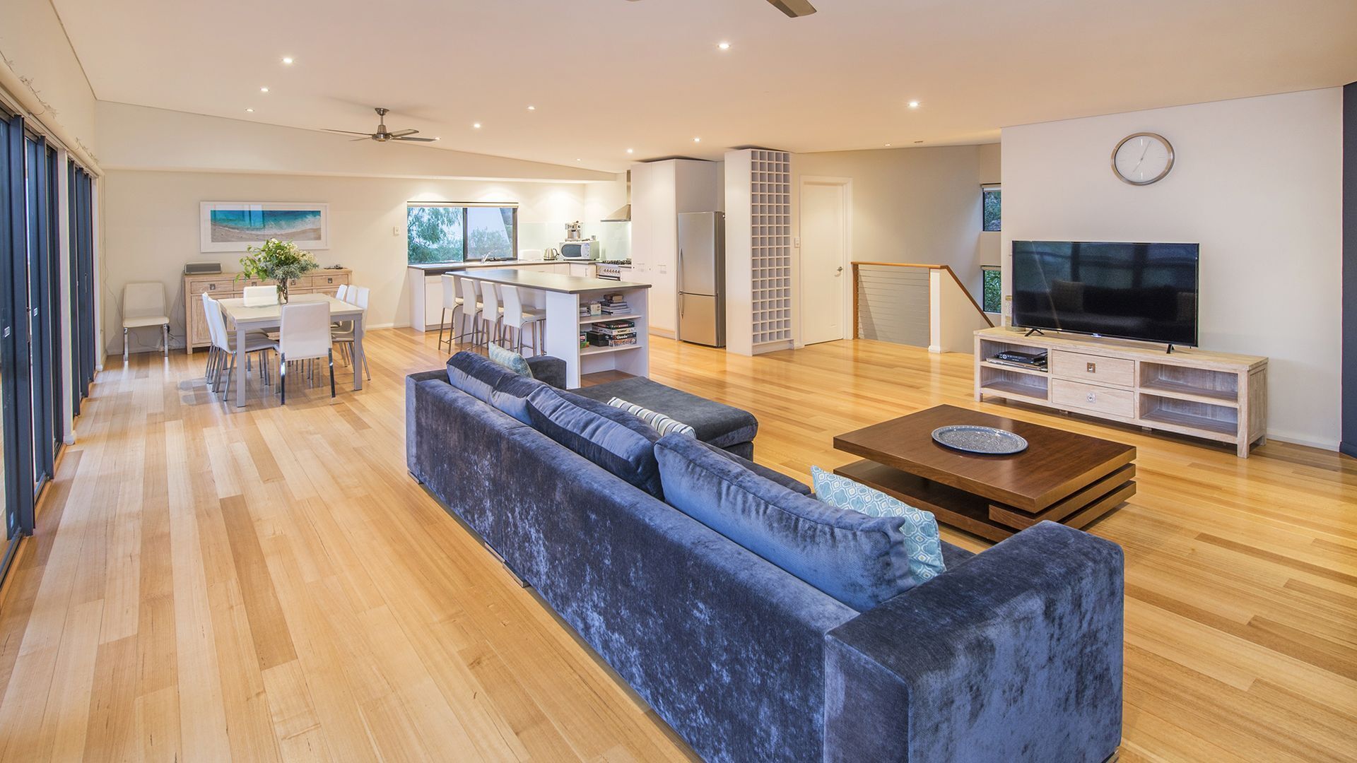 Carpe Diem: luxury retreat with treetop deck views. Outdoor Spa! Close to beach — image 5