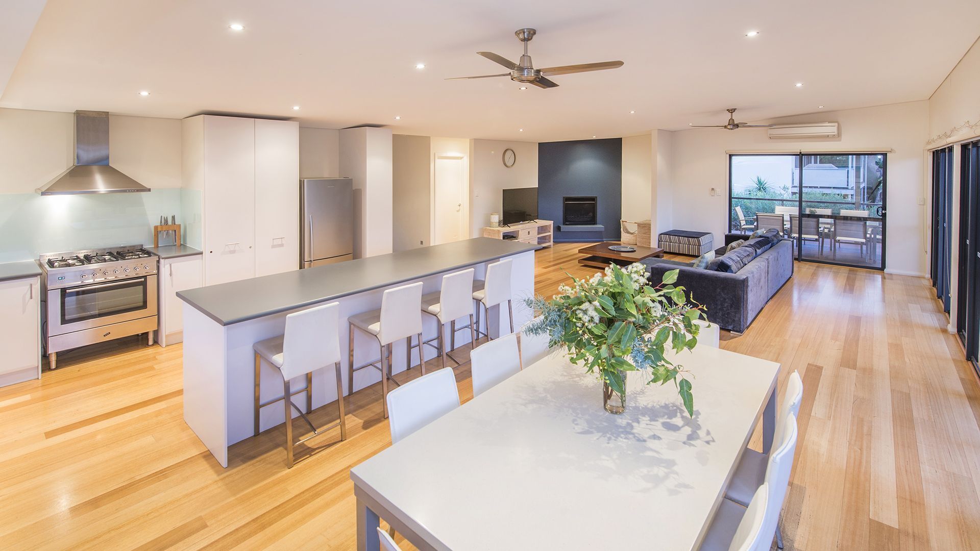 Carpe Diem: luxury retreat with treetop deck views. Outdoor Spa! Close to beach — image 6