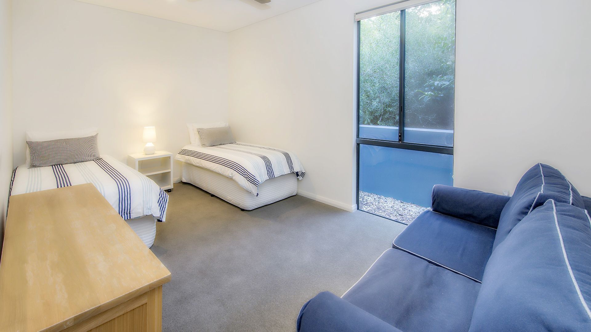 Carpe Diem: luxury retreat with treetop deck views. Outdoor Spa! Close to beach — image 15