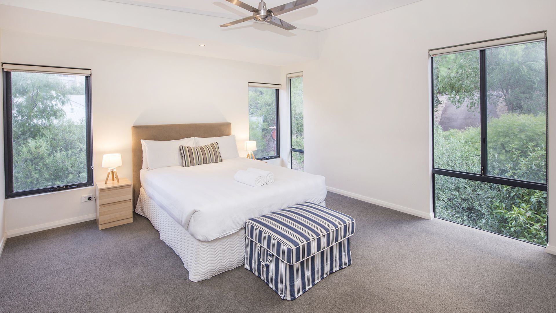 Carpe Diem: luxury retreat with treetop deck views. Outdoor Spa! Close to beach — image 9