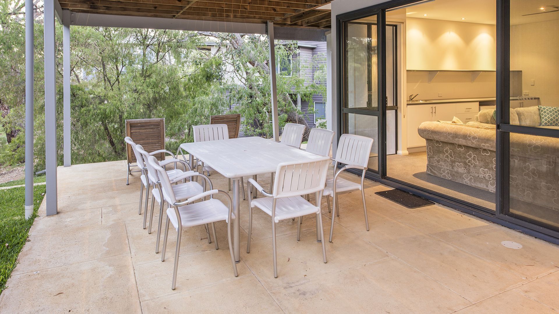 Carpe Diem: luxury retreat with treetop deck views. Outdoor Spa! Close to beach — image 12