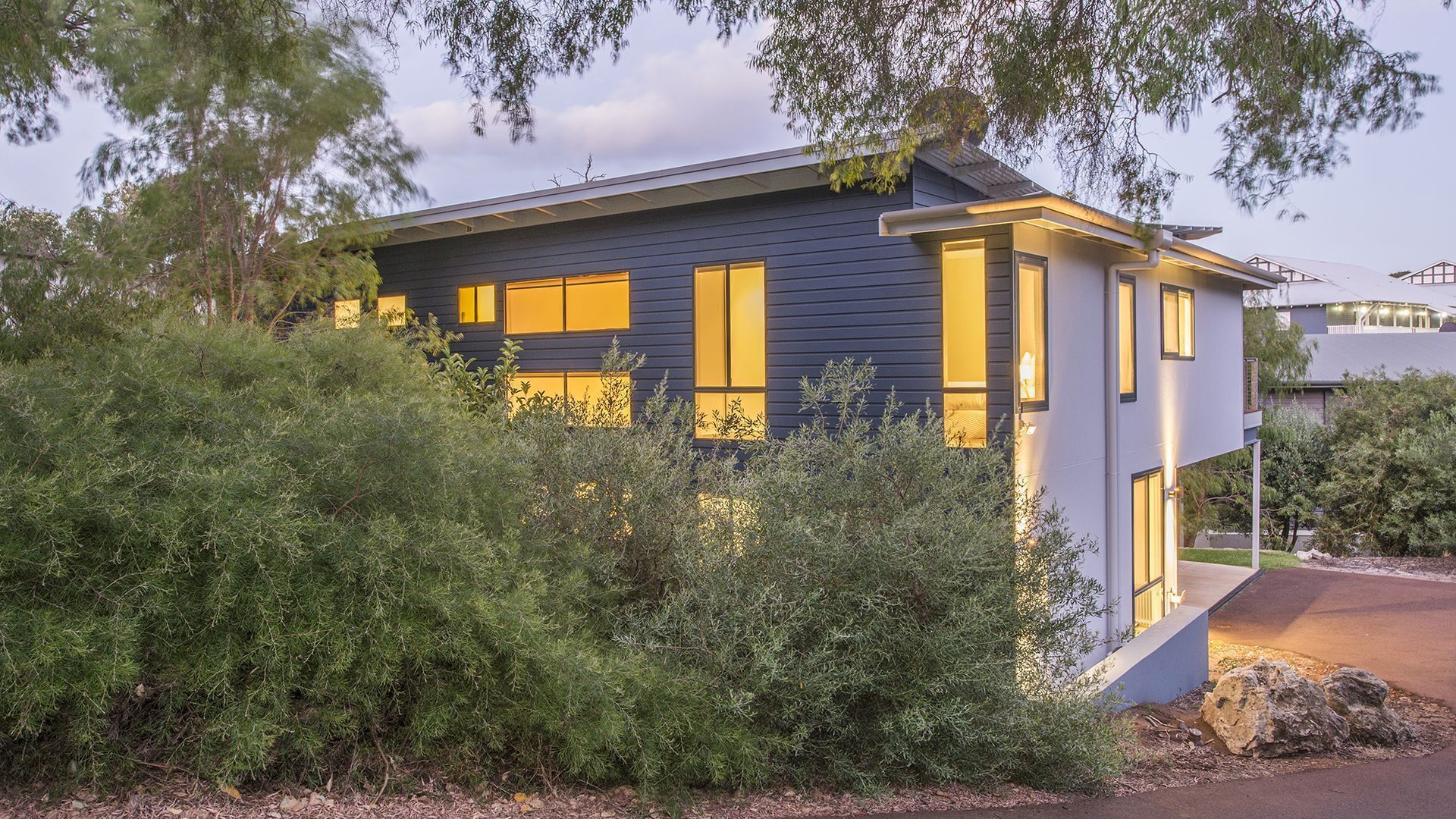 Carpe Diem: luxury retreat with treetop deck views. Outdoor Spa! Close to beach — image 18