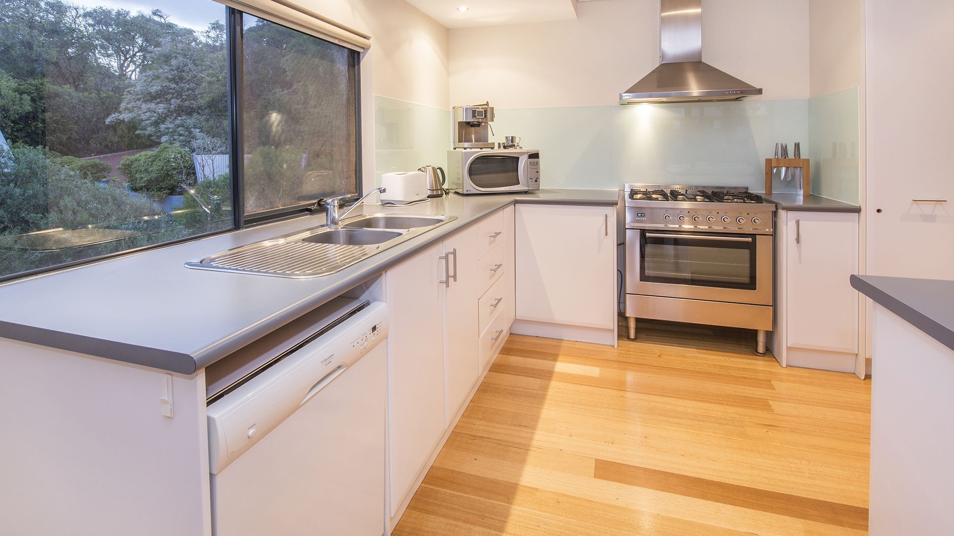 Carpe Diem: luxury retreat with treetop deck views. Outdoor Spa! Close to beach — image 8