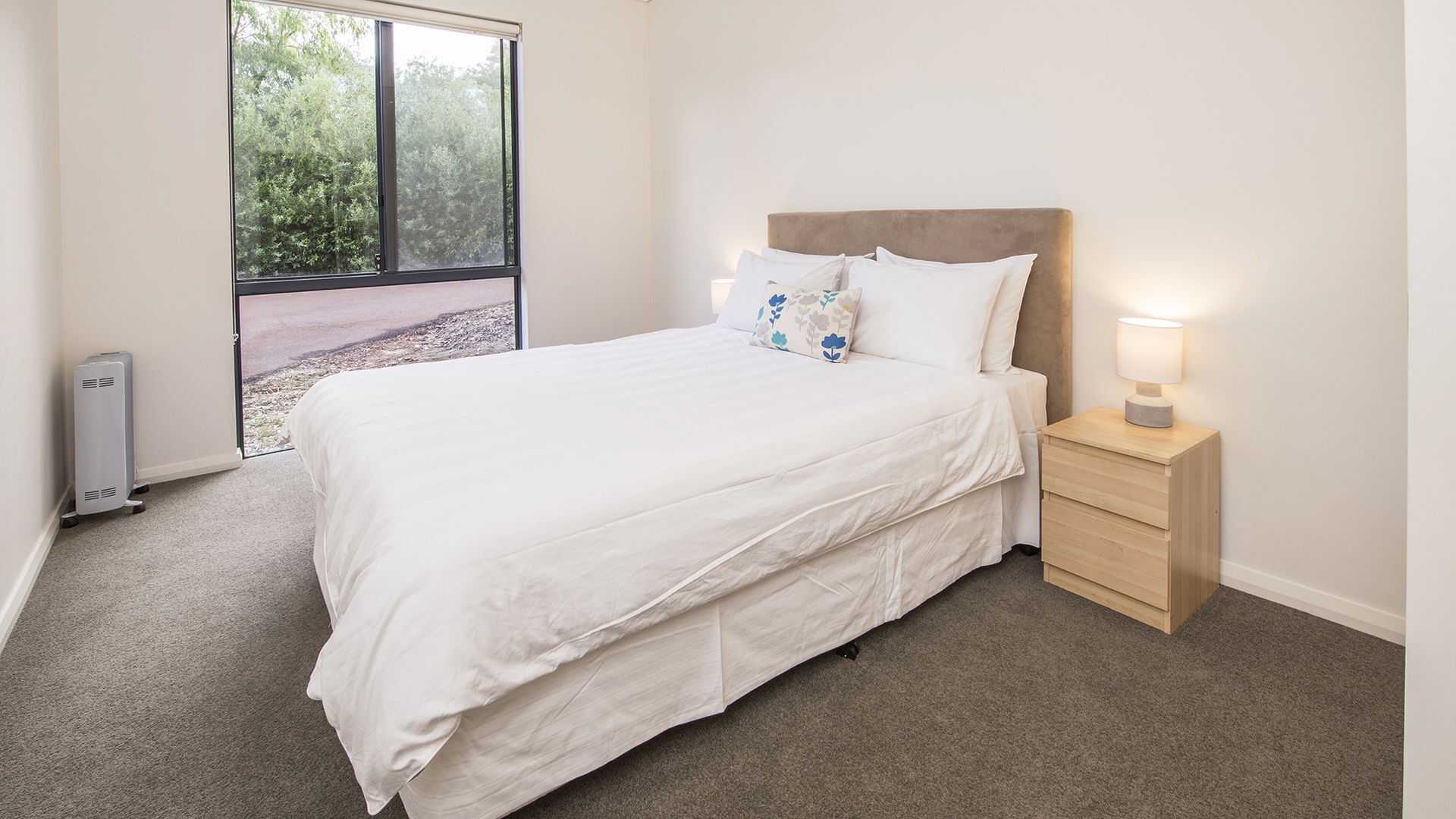 Carpe Diem: luxury retreat with treetop deck views. Outdoor Spa! Close to beach — image 14