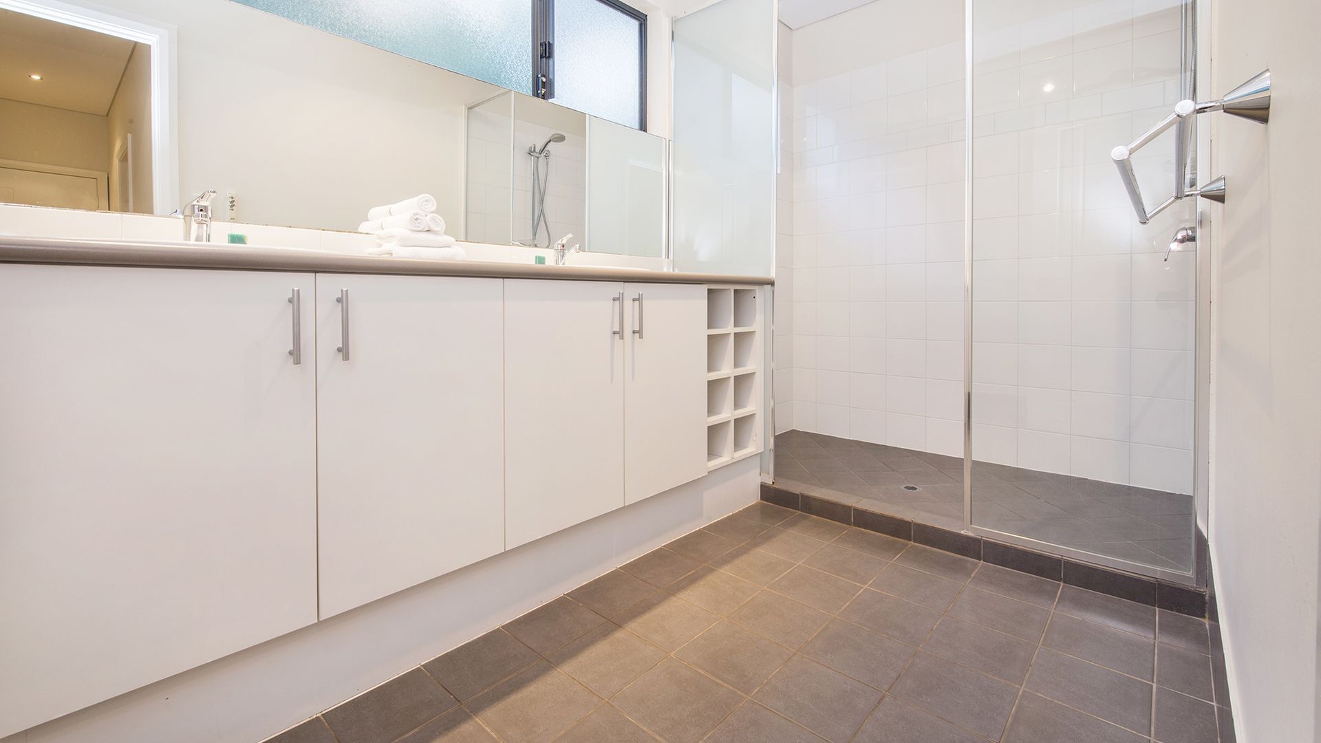 Carpe Diem: luxury retreat with treetop deck views. Outdoor Spa! Close to beach — image 16