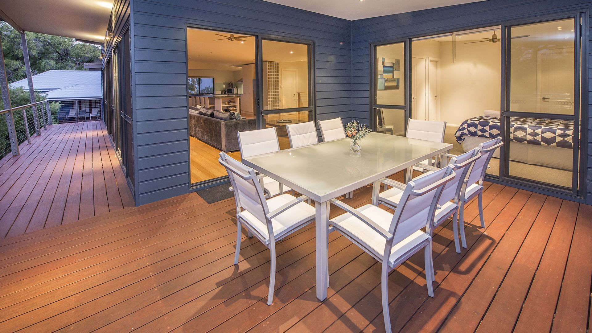 Carpe Diem: luxury retreat with treetop deck views. Outdoor Spa! Close to beach — image 7