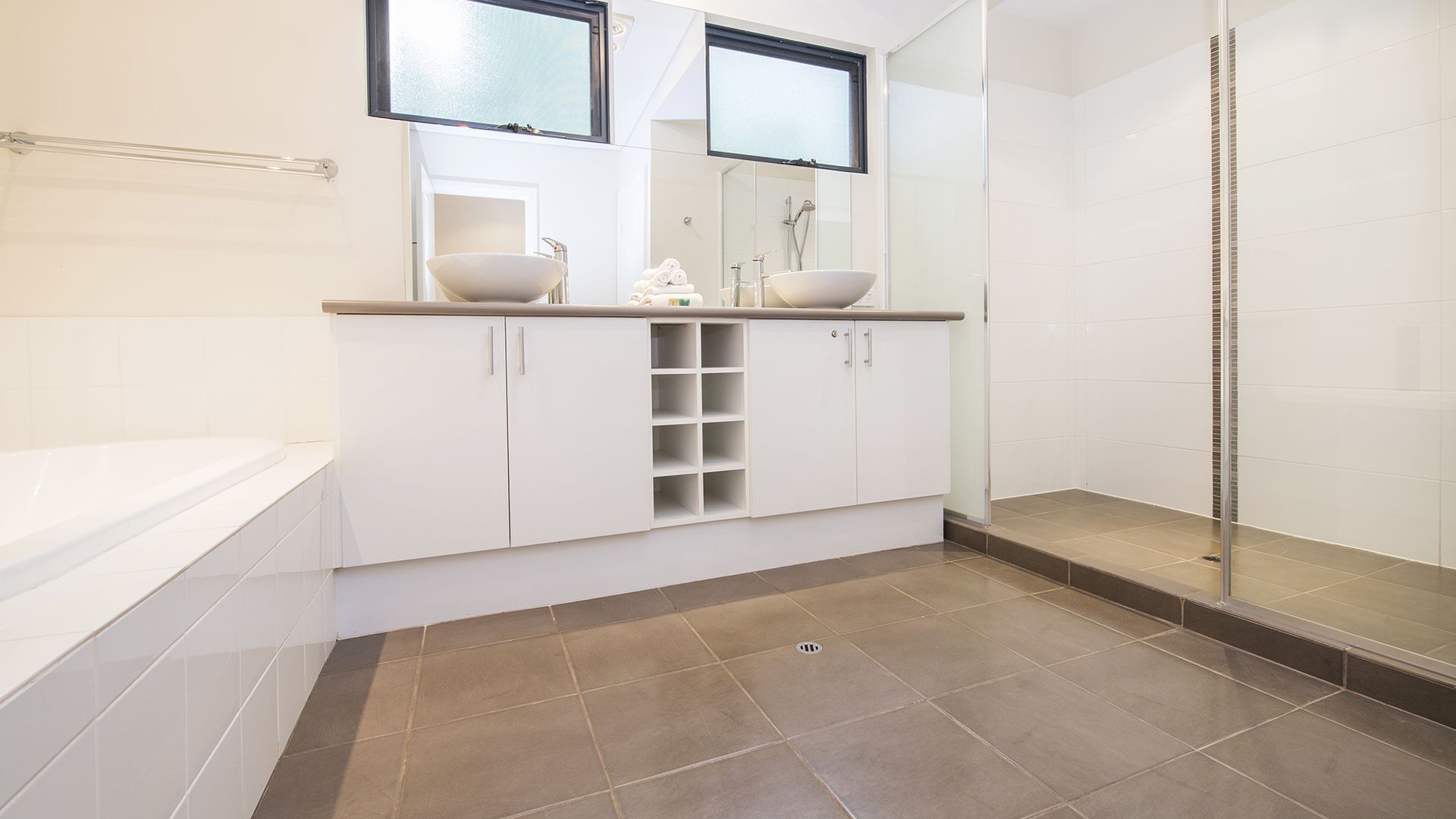 Carpe Diem: luxury retreat with treetop deck views. Outdoor Spa! Close to beach — image 3