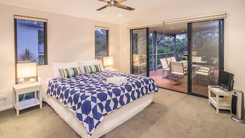 King bedroom opens onto deck.