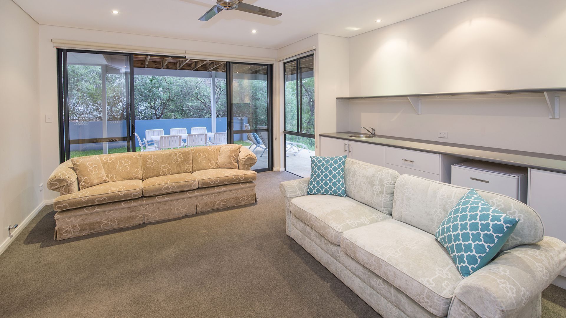 Carpe Diem: luxury retreat with treetop deck views. Outdoor Spa! Close to beach — image 13