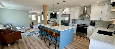 Réfrigérateur, four à micro-ondes, un four, surface de cuisson