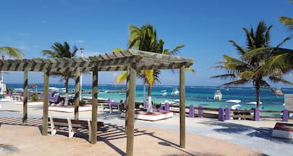 2 Minuten zu Fuß zum atemberaubenden Strand, Haus für 6 Personen, privater Pool, 6 Fahrräder inklusive