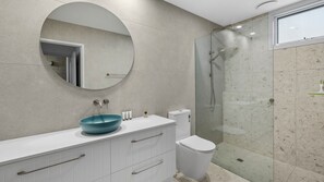 Badewanne, kostenlose Toilettenartikel