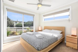 4 bedrooms, iron/ironing board, Internet, bed sheets