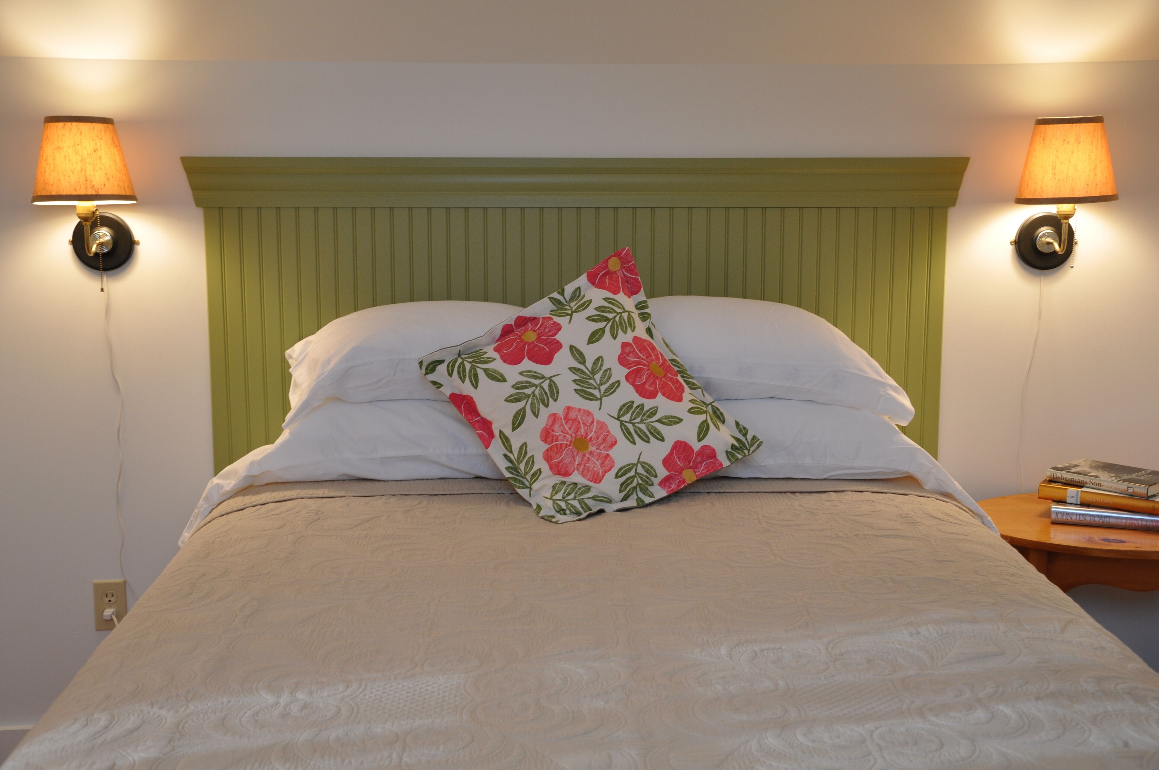 Downtown Boothbay Harbor, walk to the Opera House, shops, restaurants and piers