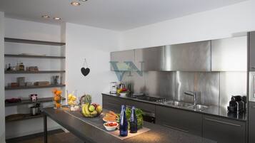 Frigorifero, microonde, forno, piano cottura