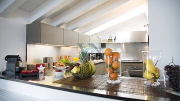 Frigorifero, microonde, forno, piano cottura