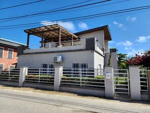 Exterior - Modern, spacious King and Queen Suite. Sleeps up to 10 (San Ignacio)