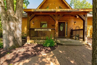 Real LogCabin- Near Big Cedar! Private Hot Tub & Grill! Huge Deck Car Charger