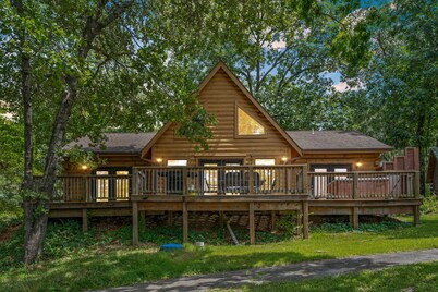 Real LogCabin- Near Big Cedar! Private Hot Tub & Grill! Huge Deck Car Charger