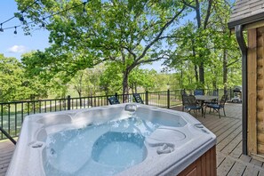 Outdoor dining - Real Log Cabin Near Big Cedar w Private Hot Tub & Grill on Huge Deck_Car Charger (Ridgedale)