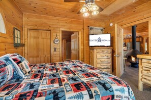 3 bedrooms, pillow-top beds, iron/ironing board, travel cot - Real Log Cabin Near Big Cedar w Private Hot Tub & Grill on Huge Deck_Car Charger (Ridgedale)