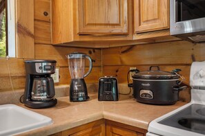 Fridge, microwave, oven, stovetop - Real Log Cabin Near Big Cedar w Private Hot Tub & Grill on Huge Deck_Car Charger (Ridgedale)
