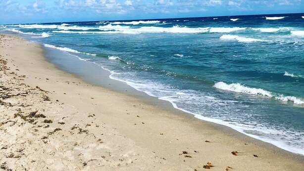 A beach with waves, clear sky, and scattered clouds. - Stay Near Deerfield Beach Pier, Enjoy Our Cozy 1-bedroom Apartment (Deerfield Beach)