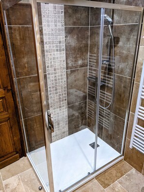 Een bad, een haardroger, een bidet, handdoeken